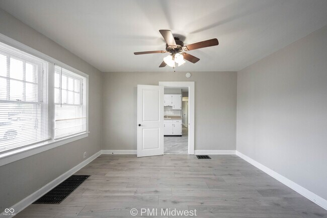 Foto del edificio - 4302 E 10th St