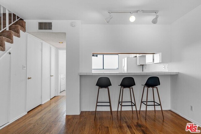 Foto del edificio - 12711 Mitchell Ave
