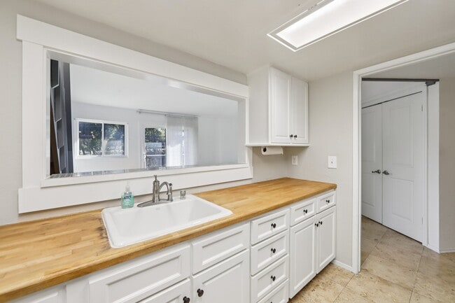 Kitchen - 5400 Mountain Blvd