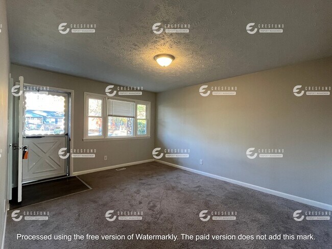 Building Photo - 4Bedroom 2 Bath