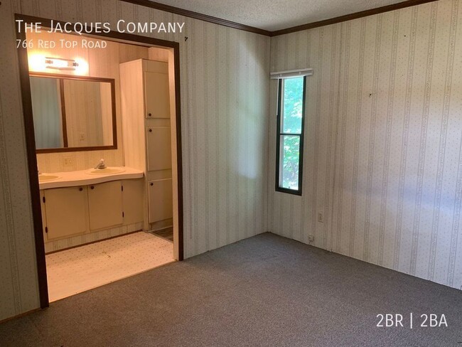 Building Photo - Spacious 2 Bedroom 2 Bath Home with 2 Car ...
