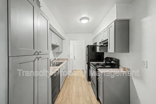 Building Photo - 225 N Standage