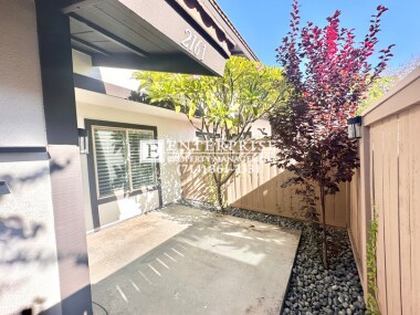 Foto del edificio - Luxury Living Made Easy: Your Tustin 2-Bedroom Condo Awaits with a Pool and Tennis Courts