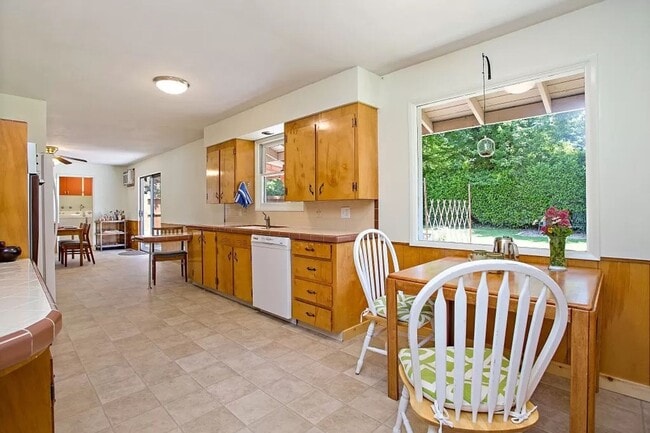 Building Photo - East Medford Ranch Home on large lot!  | Available Mid-July
