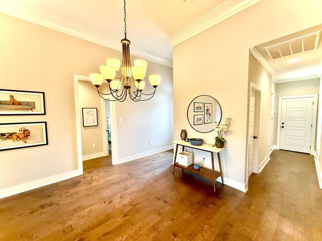 Foto del edificio - Desirable 4-Bedroom Home Overlooking Lake ...