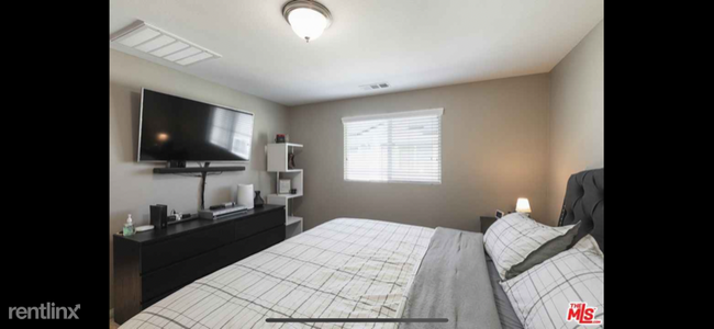 Foto del edificio - 1 br, 1 bath Townhome - 14860 W Maple Ter