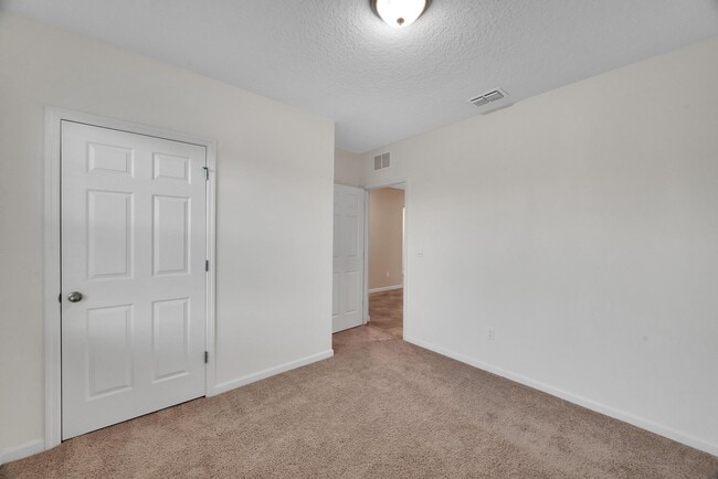 Foto del edificio - 2538 SE Rock Springs Dr