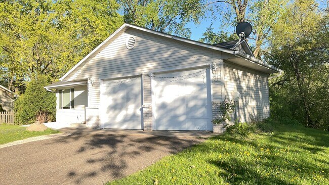 Foto del edificio - Large Single Family House in Oakdale!! DON'T MISS!!