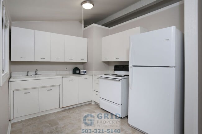 Building Photo - 2 Bedroom Home Available in Southeast Portland