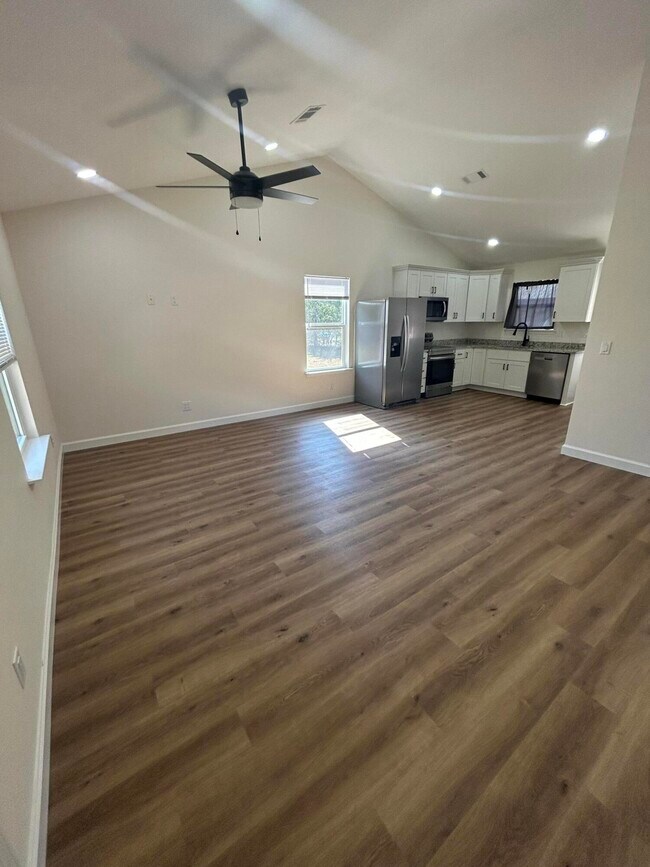 Building Photo - 552 Kings Lake Blvd