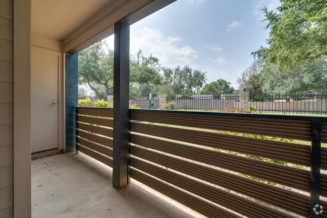 1BR, 1BA - 827SF - The Sutton Apartments