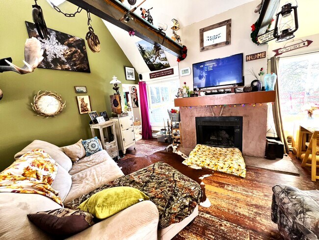 Foto del edificio - 383 Evergreen Rd