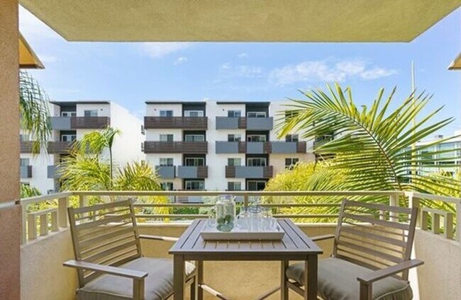 Foto del edificio - Rare Opportunity to Rent Spacious & Bright WLA Condo