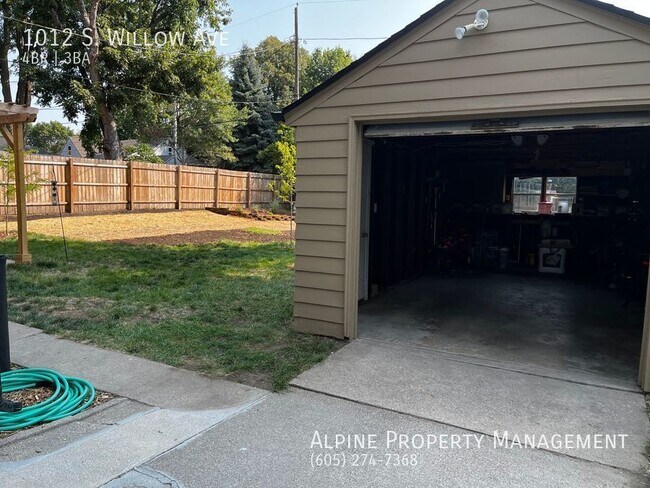 Building Photo - 4 Bed/3 Bath Single Family Home For Rent!