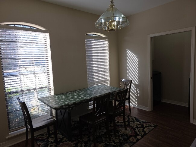 Building Photo - 712 Yorktown Ct