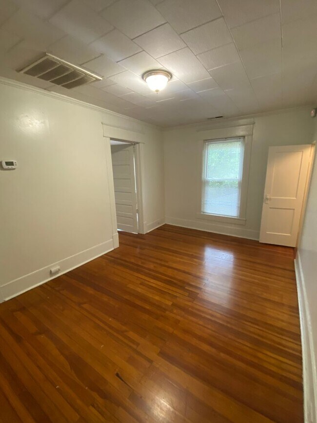 Building Photo - Adorable Upstairs Duplex / Central AC / W&D / Near Duke East