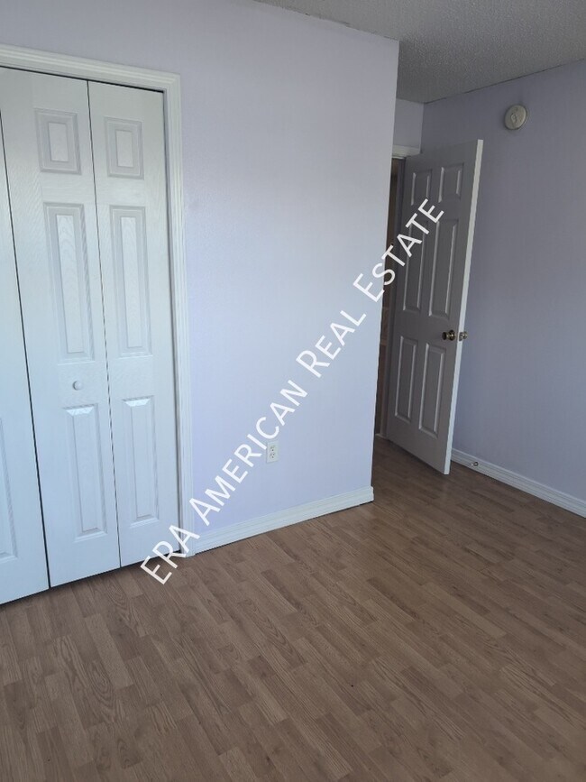 Building Photo - 3BR/2BA on Corner Lot!