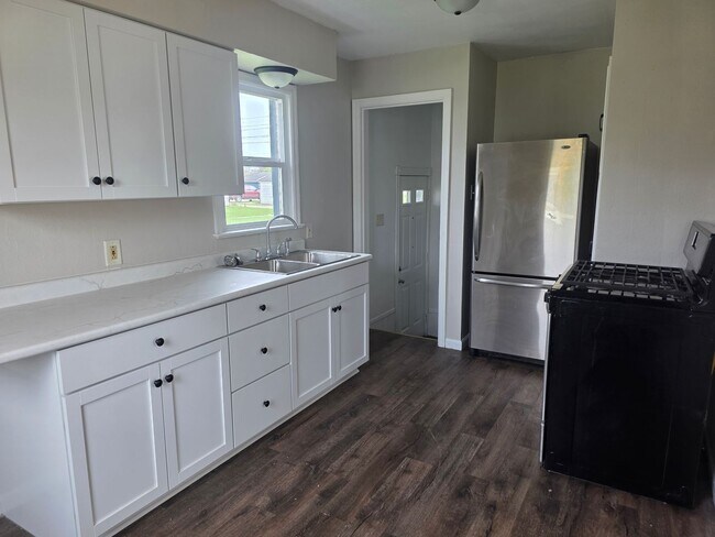 Foto del edificio - Updated 2-Bedroom, 1-Bathroom Home with Garage – $1,350/Month | Accepting Section 8