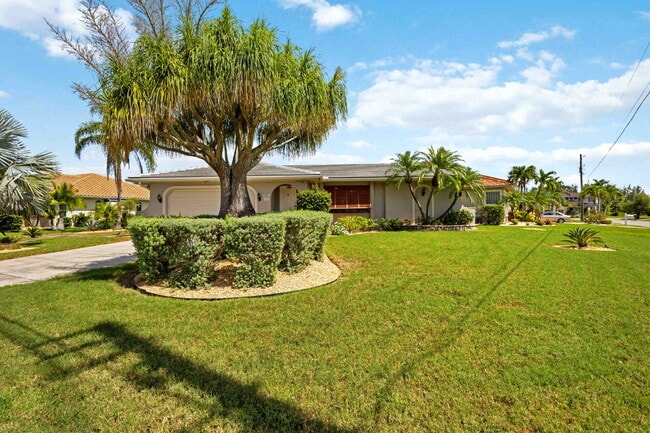 Foto del edificio - Burnt Store Isles canal home