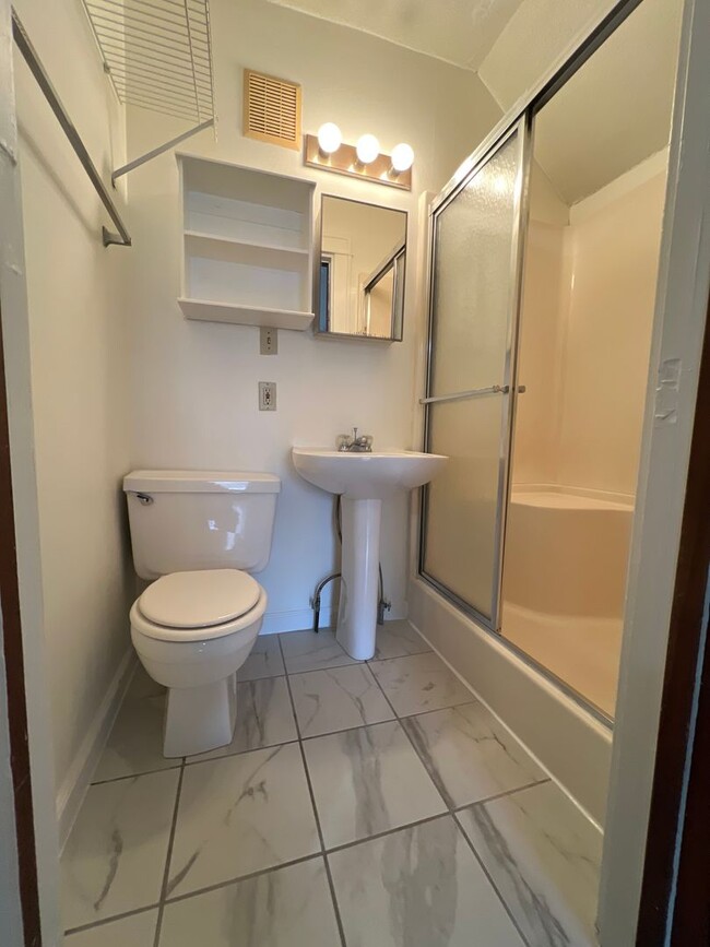 Building Photo - 1 Bedroom South of Downtown; Avail August ...