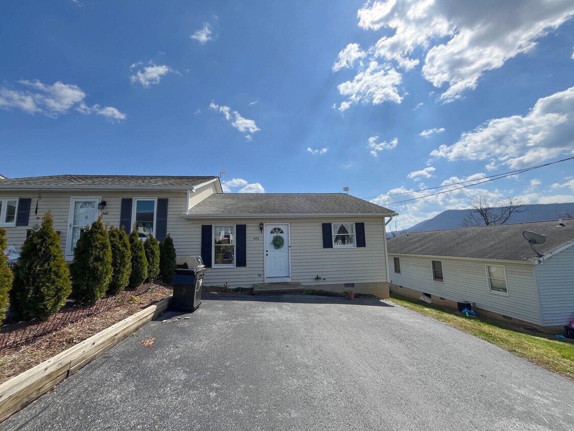 440 Pleasant View Dr, Strasburg, VA 22657 Condo for Rent in Strasburg