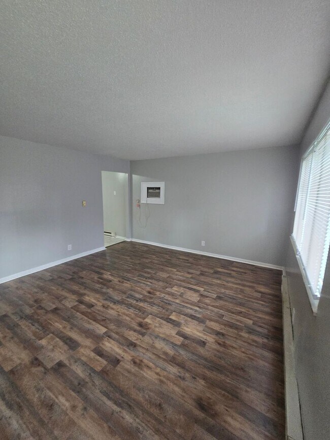 Building Photo - Two Bedroom Duplex located on the Westside off West 10th St and Lynhurst Dr