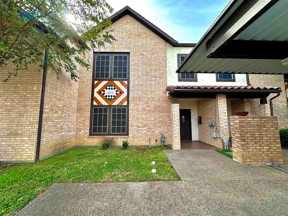 Foto principal - 2445 Monarch Dr