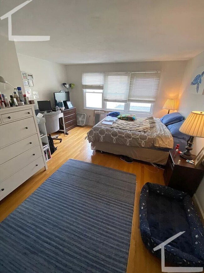 Foto del edificio - HUGE 4 BED/3 BATH ON ALLSTON/BRIGHTON LINE...