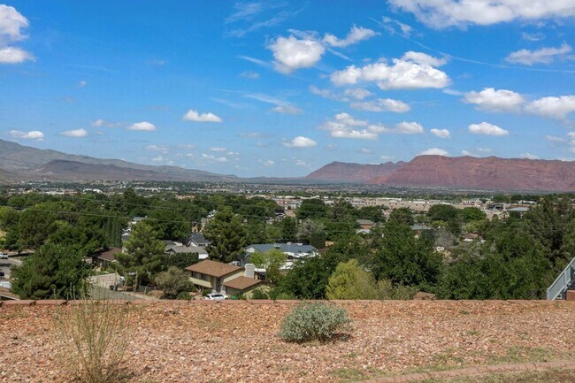 Foto del edificio - 3 Bedroom Home With Valley Views In St. George