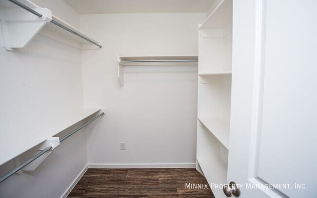 Building Photo - 2035 Kenwood Ave
