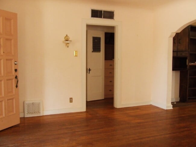 Building Photo - 412 E Baltimore Dr