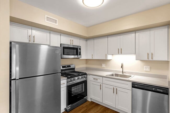 Building Photo - 7015 Hilltop Dr
