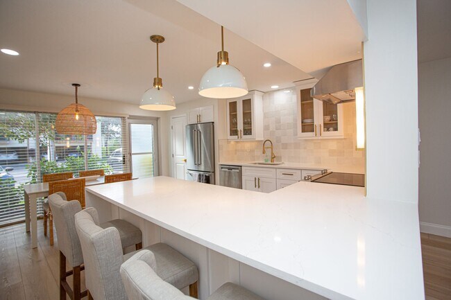 Building Photo - ***NEWLY RENOVATED ANNUAL / SEASONAL RENTA...