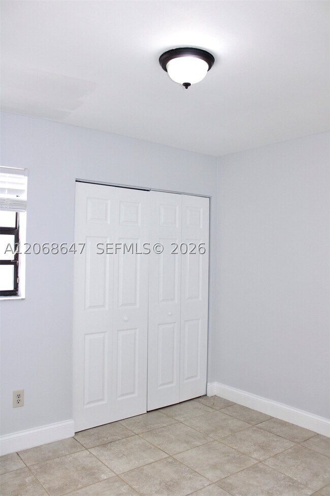 Building Photo - 2728 W 74th St