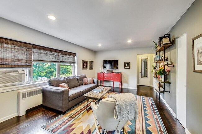 Building Photo - 205 Custer Ave