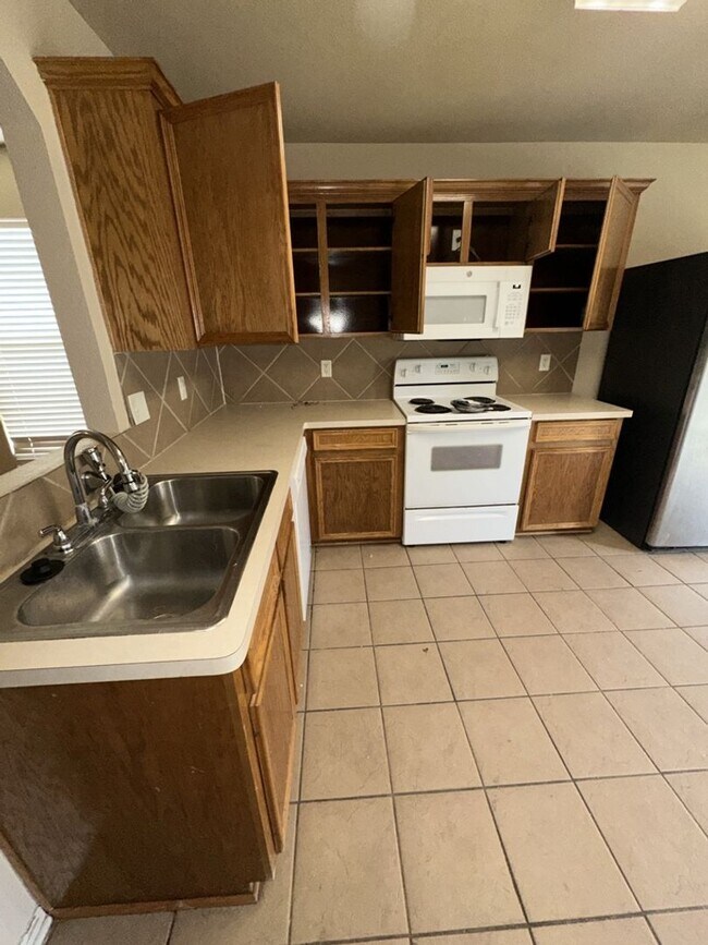 Foto del edificio - AVAILABLE NOW!!!