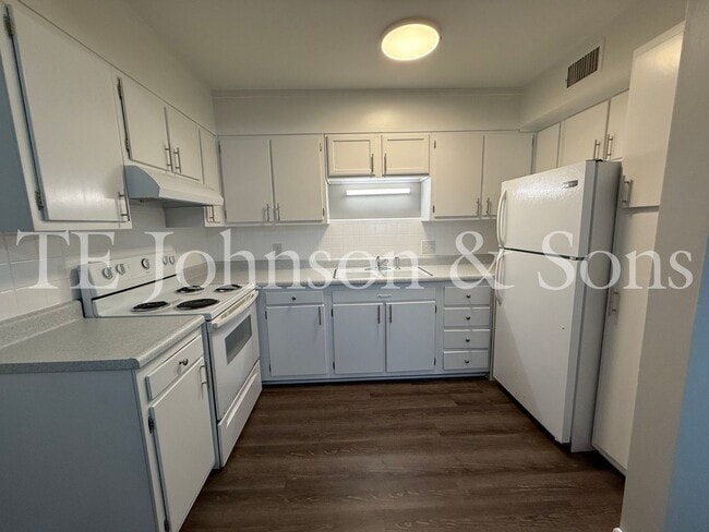Building Photo - 2 Bedroom Salem View Apartment!