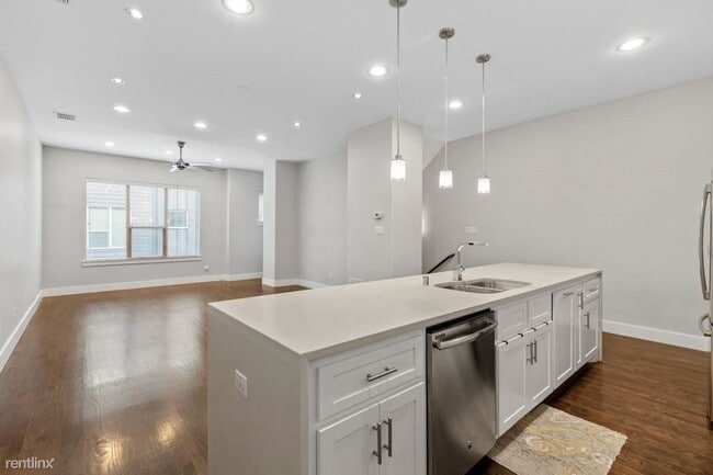 Building Photo - 2 br, 2.5 bath Townhome - 3020 Clamath Dr