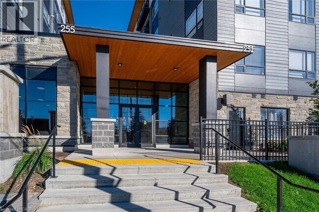 Photo du bâtiment - 255 Northfield Dr E