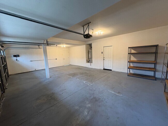 Foto del edificio - Spectacular home available now in a great neighborhood!