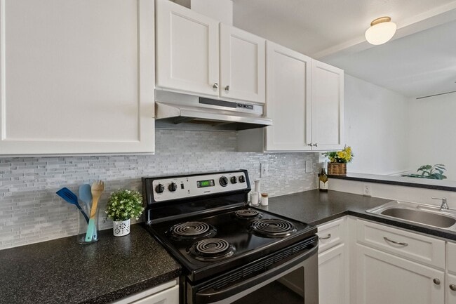 Building Photo - 3BR/2.5BA Townhouse in Courtyard Condos
