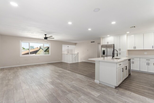 Building Photo - Stunning 6-Bedroom Home Near ASU with Mode...