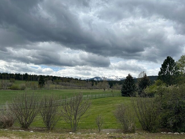 Building Photo - Charming Rental with Scenic Views!