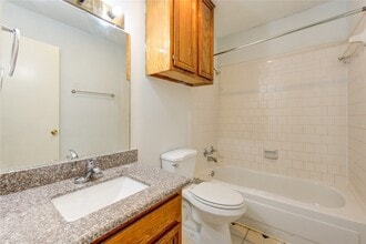 Building Photo - 212 Quaker Dr