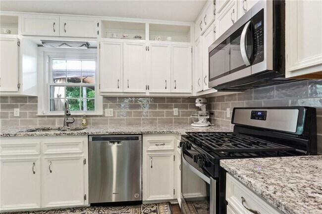 Foto del edificio - Beautifully Renovated 3-Bedroom, 2-Bath Ra...