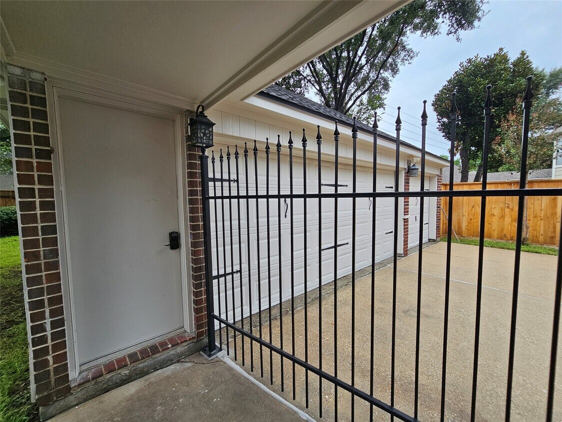 Foto del edificio - 15015 Dawnbrook Dr