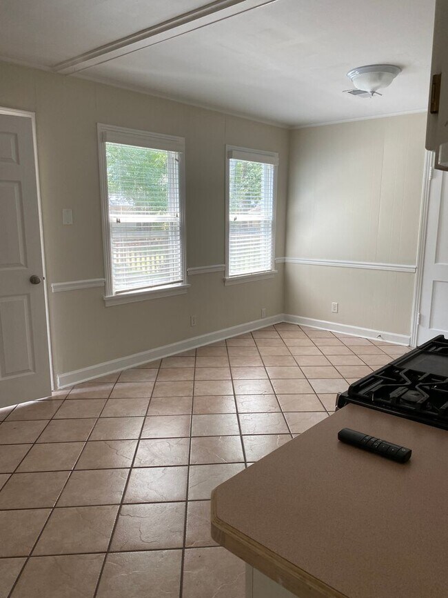 Building Photo - Come Home to Bayou View!!