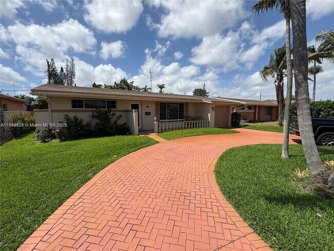 Foto del edificio - 6612 Dahlia Dr
