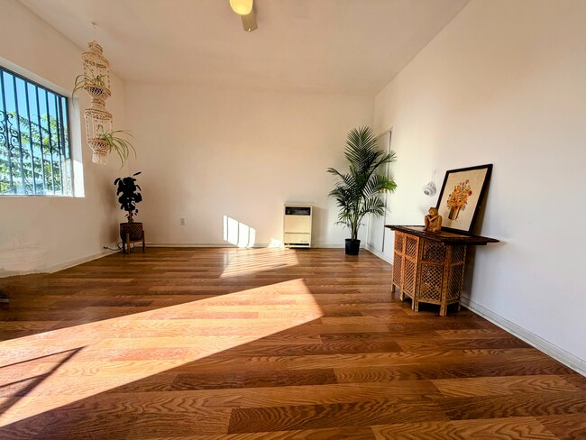 Living room - 1369 Helen Dr