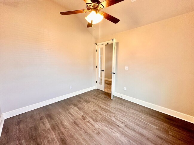 Foto del edificio - Modern 3-Bed, 2-Bath Home with Open Layout & Storm Shelter